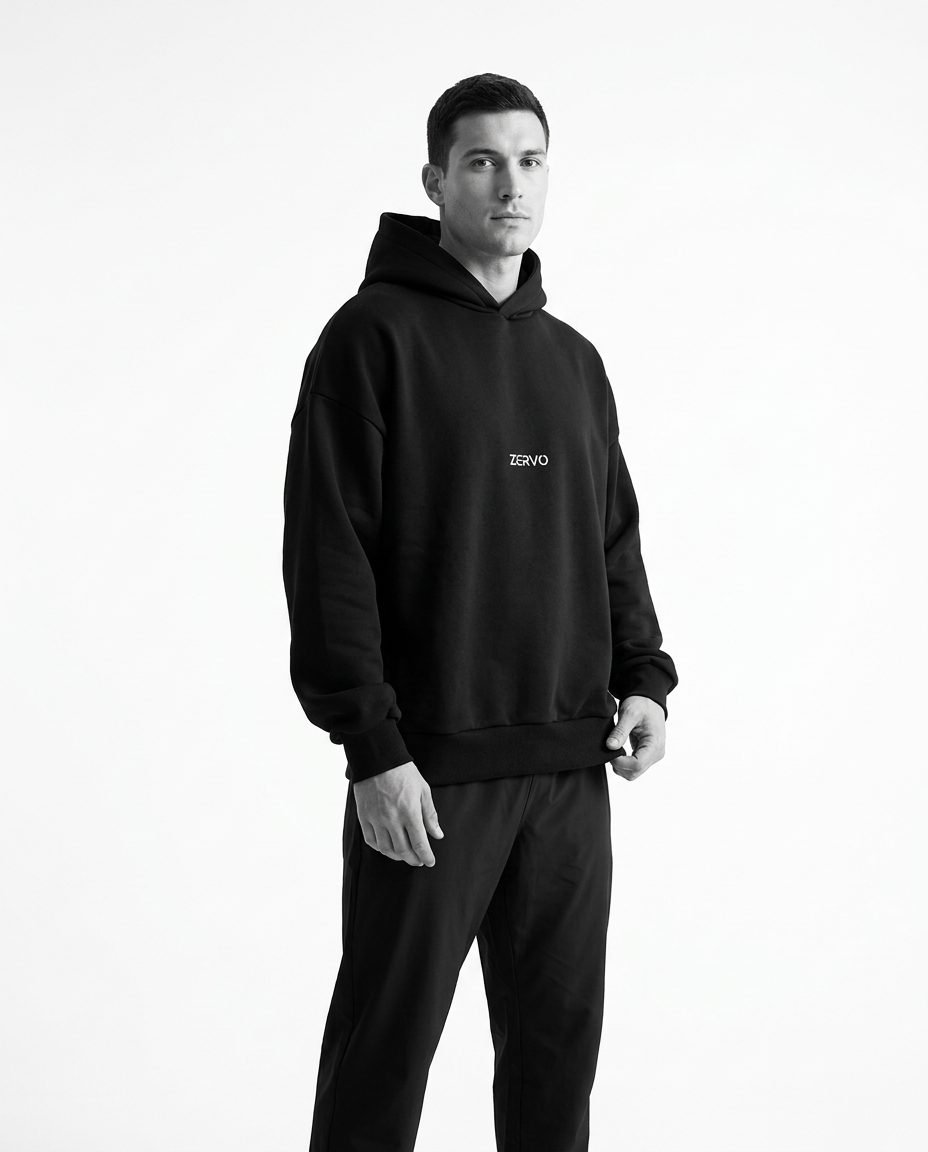 Modelo con hoodie negro ZERVO sobre fondo blanco