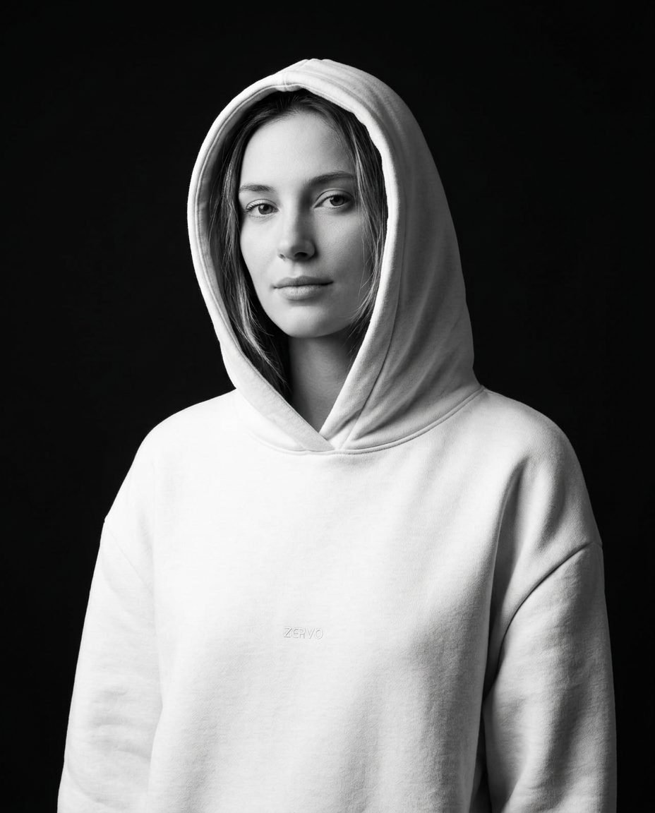 Retrato en blanco y negro con hoodie blanco ZERVO