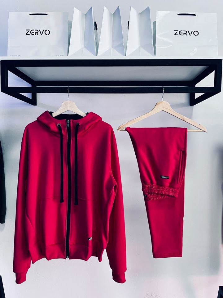 Conjunto rojo ZERVO en percha