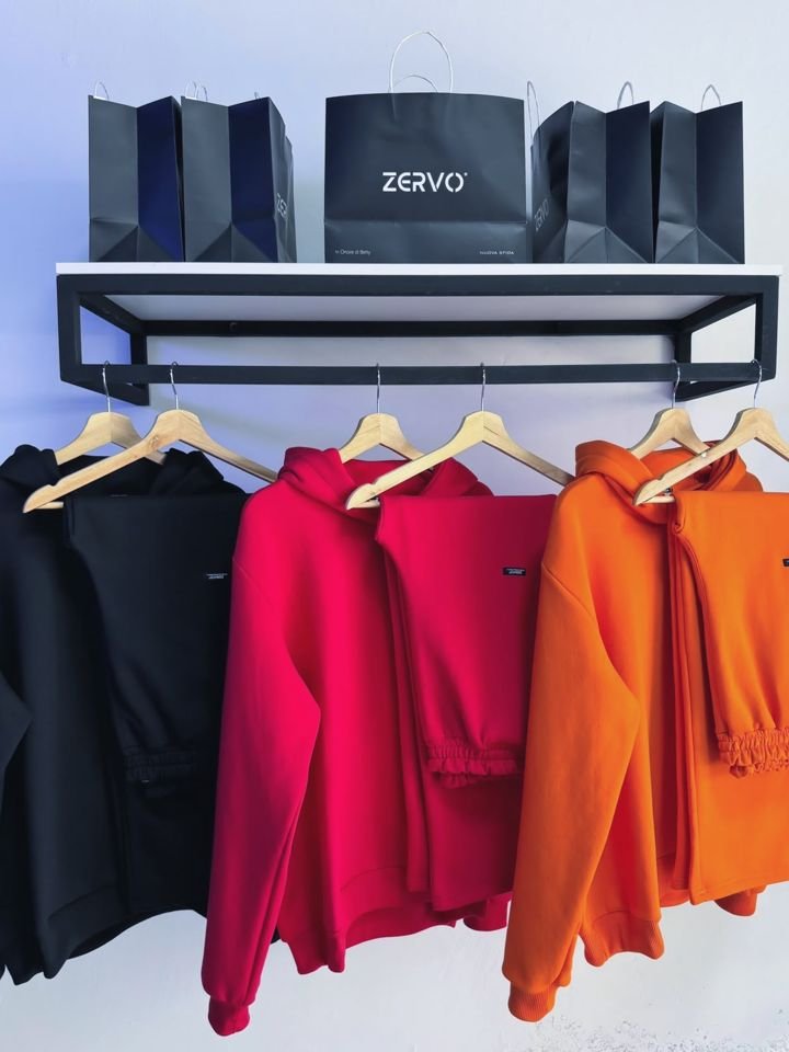 Conjuntos negro, rojo y naranja ZERVO en percha